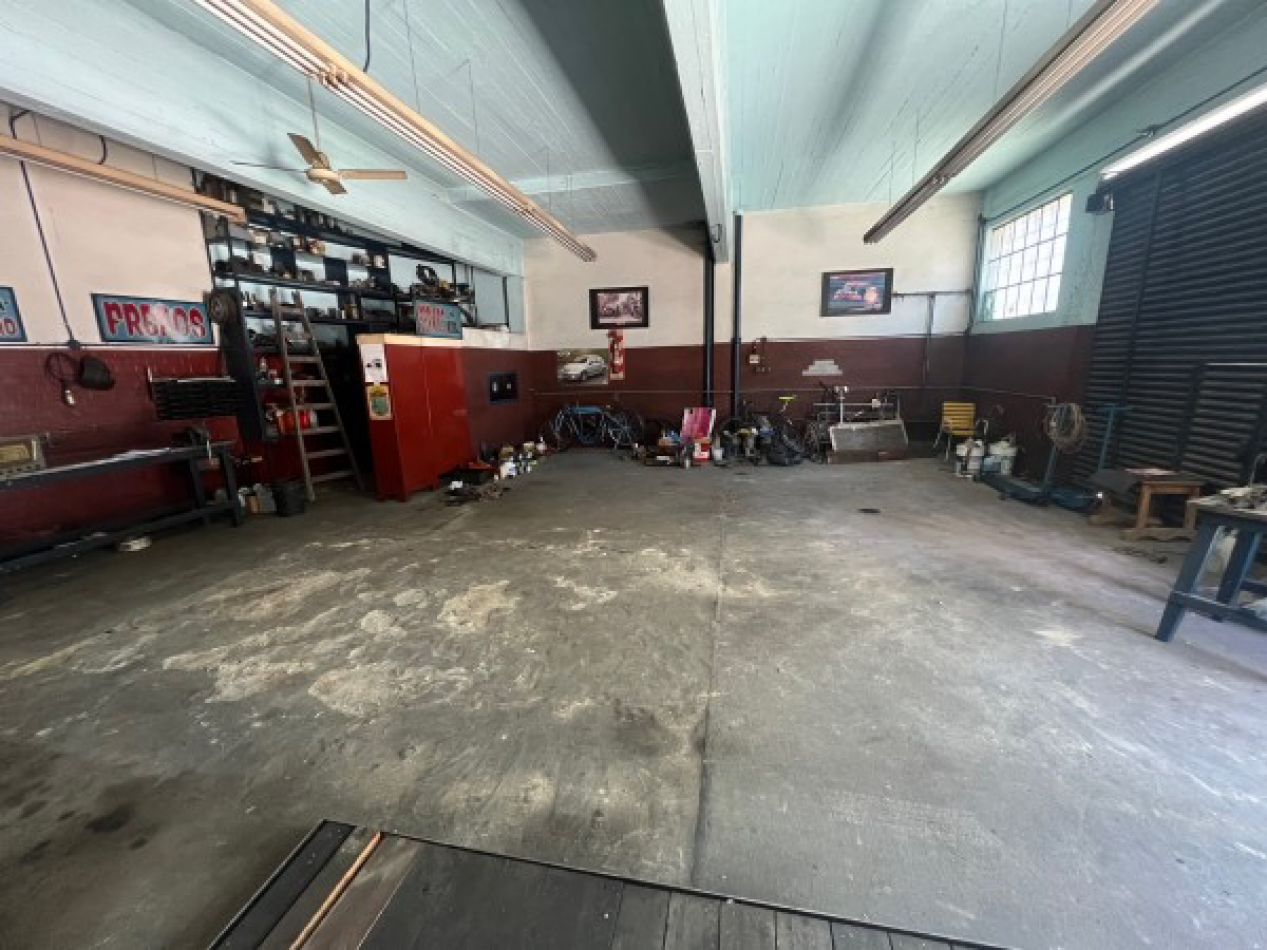 Venta Galpon 110m2 ex taller - Parque Avellaneda